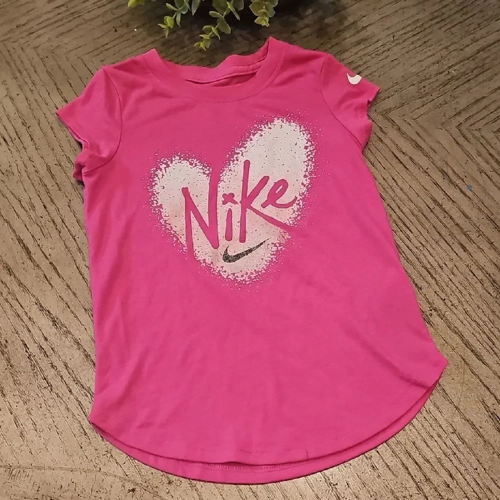 Nike Kids Pink Graphic T-Shirt Size 6
